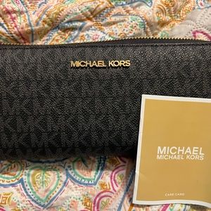 Michael Kors Jet Set Travel Large Logo Quarter zip Wallet